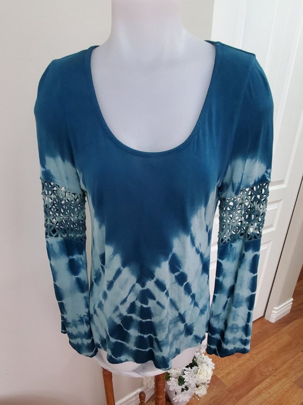Jessica Simpson sz MED  tie dye crochet sleeve top